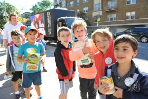 Youngsters from Solomon Schechter collecting for Feed the Truck. Photo: Courtesy of Federation CJA.