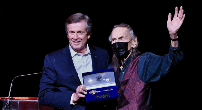 Gordon Lighfoot receives key to the city