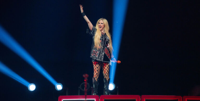 Avril Lavigne tour starts